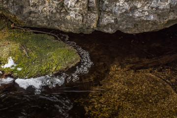 gefrorenes wasser und felsen bei einem bach