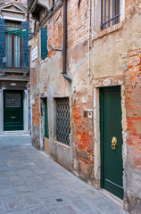 Fototapeta na wymiar small streets, bridges, water channels, palaces, houses and other sights in the italian city of venice