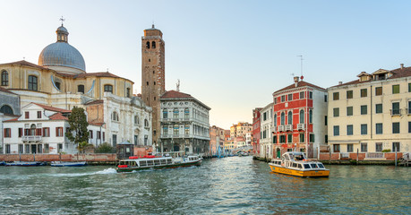 Naklejka premium small streets, bridges, water channels, palaces, houses and other sights in the italian city of venice
