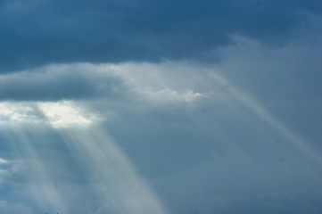 Gottes Licht - Sonnenstrahlen scheinen durch die Himmelsdecke