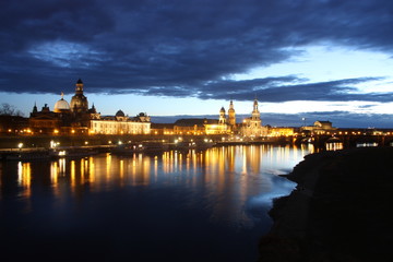 Fototapeta premium Dresden - Stadt im Dunkel mit Fluss
