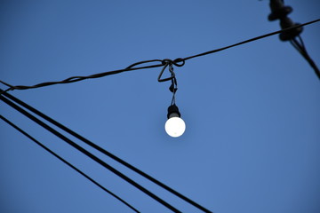 Obraz premium Round lamp on the wire in the morning