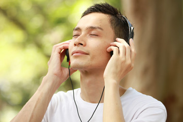 音楽を聴く男性