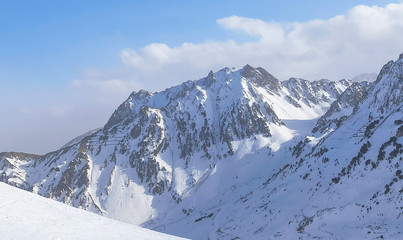 Obraz premium la mongie station de ski dans les Pyrénées 