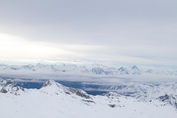 Fototapeta na wymiar Horizont view of mountains with snow in the alps