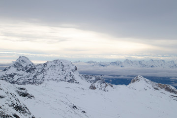 Fototapeta na wymiar Horizont view of mountains with snow in the alps