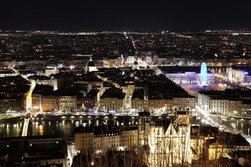 La cathédrale Saint Jean, la place Bellecour et la grande roue à Lyon la nuit vues depuis la colline de Fourvière - Ville de Lyon - Département du Rhône - France