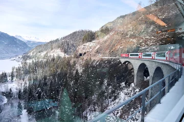Fotobehang Landwasserviaduct Het landwasserviaduct van de gletsjerexpress