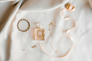Bride's accessories: eau de toilette, earrings, pendant and bracelet. Morning brides.