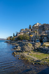 Fototapeta na wymiar Village sur les rives du lac de Bracciano en Italie