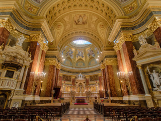Fototapeta premium The interior decoration of St. Stephen's Basilica in Budapest