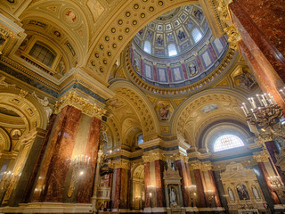 Fototapeta na wymiar The interior decoration of St. Stephen's Basilica in Budapest