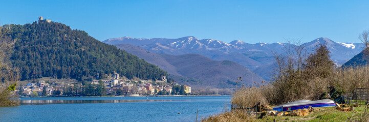 Fototapeta na wymiar Hiver sur les rives du lac en Italie