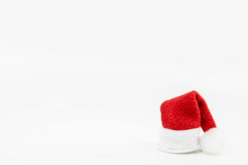 Bonnet de père noël traditionnel chapeau rouge et blanc à pompon photo studio objet isolé sur fond blanc