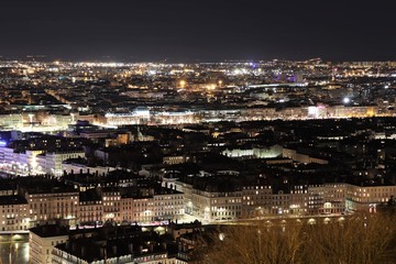 Obraz premium Lyon la nuit vue depuis la colline de Fourvière - Ville de Lyon - Département du Rhône - France