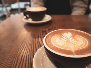 初デートのカフェでラテアートを楽しむ