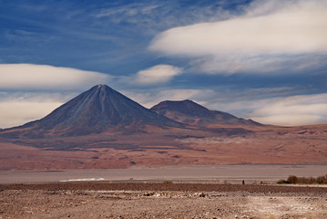 Fototapeta na wymiar volcanoes Licancabur and Juriques, Atacama desert in Chile