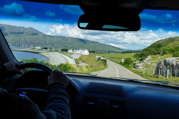 Blick aus dem Auto, nach Ardmair, in die Highlands von Schottland