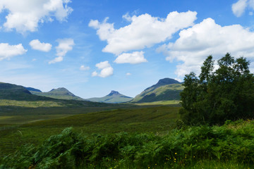 Straßen, Wiesen, Felder und Hügel, bei Ardmair, in den Highlands von Schottland