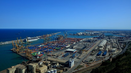 Fototapeta premium Port ładunkowy wypełniony kontenerami od góry