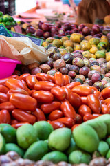 tomates et fruits exotiques sur le marché