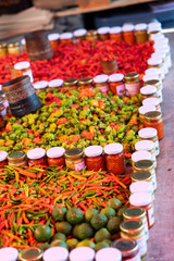 fruits exotiques sur le marché avec piments de toutes les couleurs