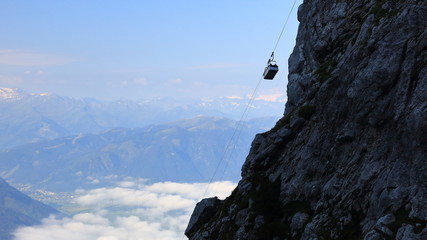 Obraz premium Cargo cable car supplying high attitude mountain hut