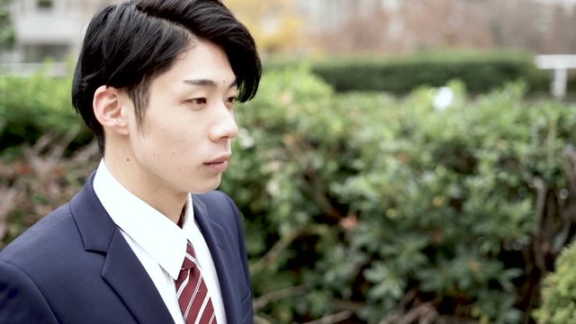 ビジネスマン　通勤　歩く　暗い　　スローモーション4倍速　120P