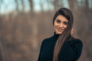 Retrato de mujer joven en paisaje de otoño