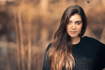 Retrato de mujer joven en paisaje de otoño