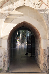 Naklejka premium zabytkowe drzwi w mur ceglany twierdzy w parku