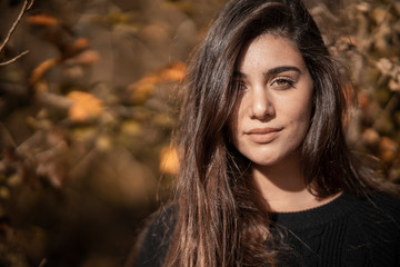 Retrato de mujer joven en paisaje de otoño