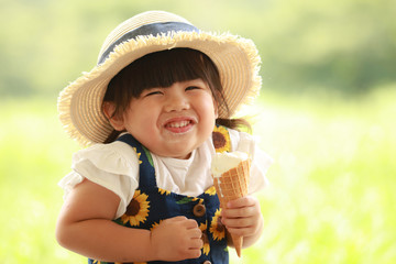 ソフトクリームを食べる女の子