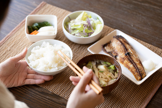朝食を食べる若い女性の手元
