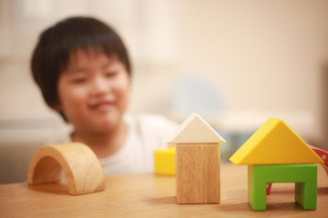 積み木で遊ぶ男の子