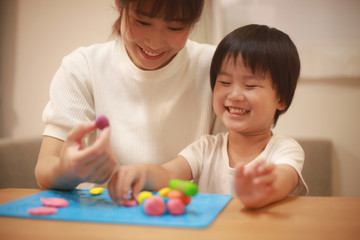 Obraz na płótnie Canvas 粘土で遊ぶ親子