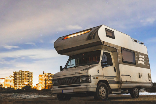 Wohnmobil bei Nacht in Stadt Oldtimer Wohnmobil Hymer Alkoven
