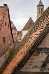 Fototapeta na wymiar Blick entlang alter Dächer in historischer Ortschaft mit Fachwerkhäusern
