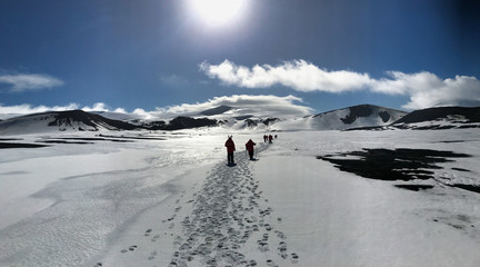 Wanderung durch Schnee auf Deception Island - Antarktis © Claudia