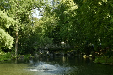 Le pont rustique en rocaille sous la végétation très dense au parc Josaphat à Schaerbeek