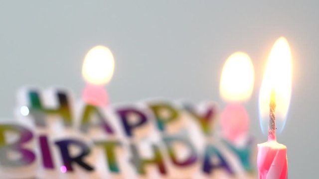 誕生日ケーキとローソクの炎