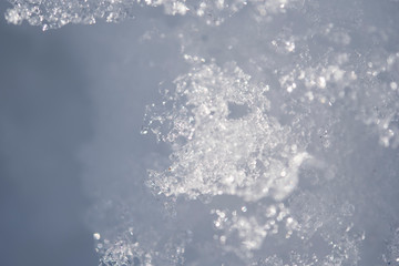 dettaglio macro di neve che si scioglie al sole
