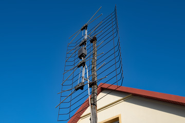 Stara antena telewizji analogowej na maszczie przed domem