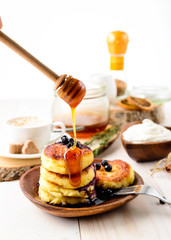 Cheese pancakes with sour cream