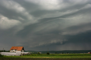 Obraz premium Beautiful structure of a severe thunderstorm over the landscape of Transylvania, Romania