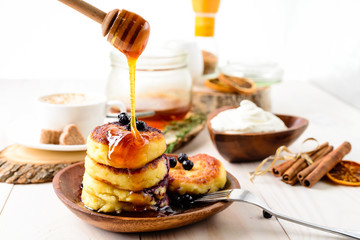 Cheese pancakes with sour cream