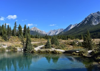 Fototapeta na wymiar Lake in Canadian Rockies