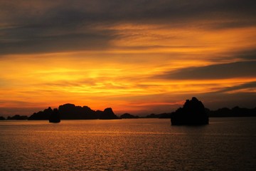 Naklejka na ściany i meble Sunset in Ha Long Bay