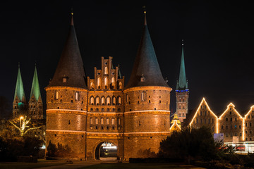 Das Holstentor in Lübeck zur Weihnachtszeit