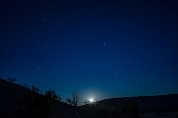 Fototapeta premium Stars fill the skies of West Texas as night falls. 
